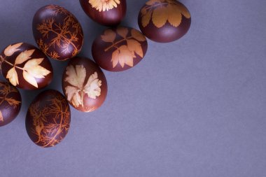 Kırmızı Paskalya yumurtaları parlak bir arka planda. Paskalya arkaplanı ve yumurtalar yakın. Metin için yer.