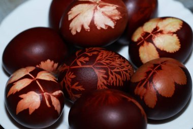 Kırmızı Paskalya yumurtaları parlak bir arka planda. Paskalya arkaplanı ve yumurtalar yakın. Metin için yer.