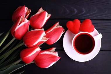 Kırmızı kalp. Sevgililer günü kartı. Geçmişi karanlık.