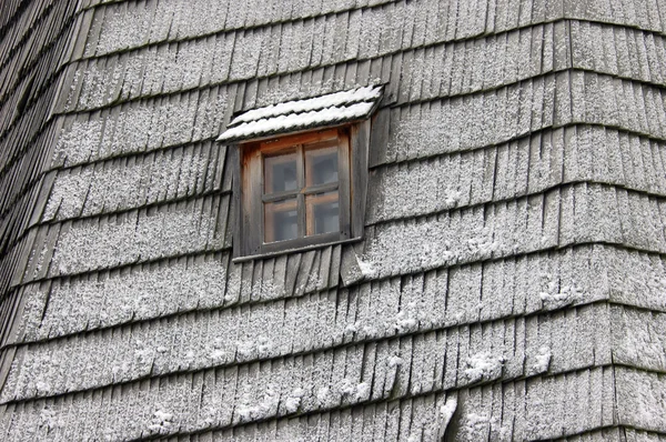 Dettaglio del tetto con finestra. INVERNO — Foto Stock