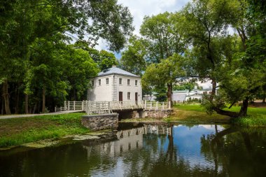 Beyaz Rusya. 07.13.2021. 19. yüzyılın ilk yarısında Oginsky ailesinin arazisinde eski bir su değirmeni inşa edildi. Klasik çağın mimari bir anıtı. Yazı