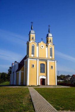 Krevo 'daki Tanrı' nın Dönüşümü Katolik Kilisesi. Grodno bölgesi, Belarus. Ortaçağ şatosunun kalıntıları. dikey 
