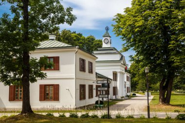 Beyaz Rusya. 07.13.2021. 19. yüzyılın ilk yarısında Oginsky ailesinin malikanesi. Klasik çağın mimari bir anıtı. Yazı