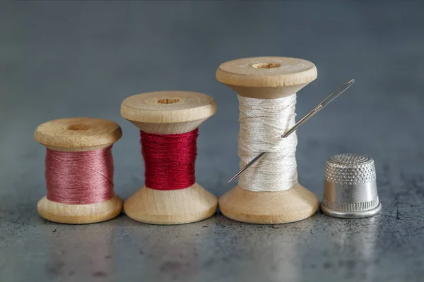 Multi Colored Threads Wooden Spool Sewing Needle Old Surface Multicolor — Stock Photo, Image