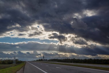 Mavi dramatik gökyüzünün ilahi manzarası. Asfalt yolu. Renkli bir gökyüzü manzarası. Bulutlu hava manzarası. İlahi arkaplan