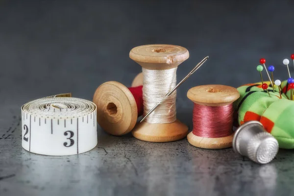 Bunte Fäden Auf Einer Holzspule Nähnadel Mit Scherenfingerhut Und Schneiderband — Stockfoto