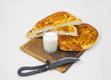 Pita ekmeği bir tepsi sütlü