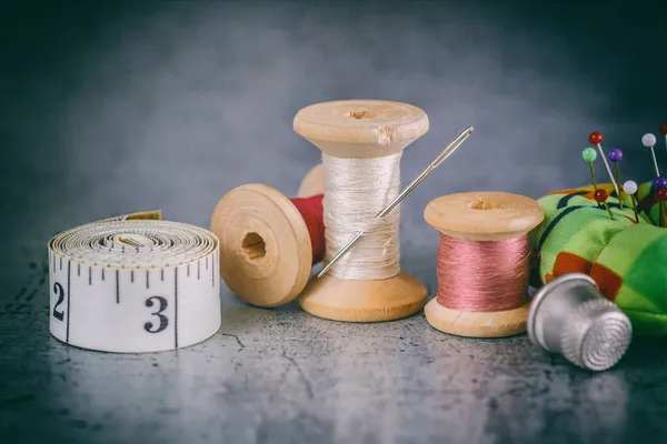 Fili Multicolori Una Bobina Legno Ago Cucito Con Forbici Ditale — Foto Stock