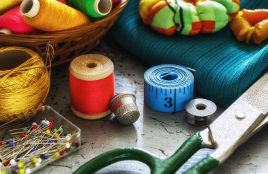 Retro dikiş malzemeleri. Dikiş işi için çeşitli aksesuarlar. Dikiş için bir takım aksesuarlar, iplik makaraları, kumaşlar, makas ve yüksük gibi yakın çekim. Retro styl