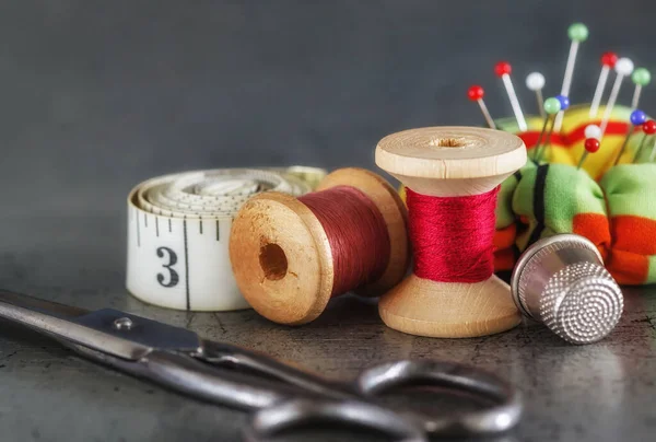 Fili Multicolori Una Bobina Legno Ago Cucito Con Forbici Ditale — Foto Stock