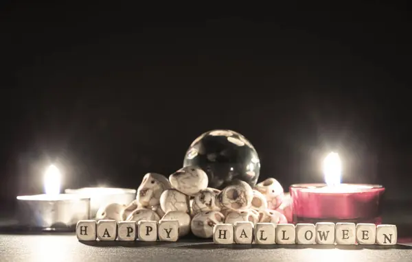 Гори гарбузів святкувати ніч Хеллоуїна з щасливим знаком Хеллоуїна . — стокове фото