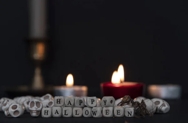 Tökök hegyei, hogy megünnepeljük a halloween éjszakát a boldog halloween felirattal.. — Stock Fotó