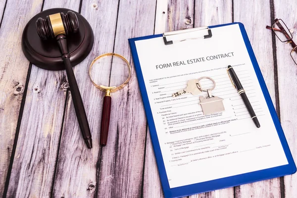 Formulär för köp och försäljning av fastigheter. Exempel på undertecknandet av avtalet om köp av egendom. — Stockfoto