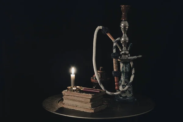 Shisha hookah wraz z książką ze świecami. Koncepcja shisha. — Zdjęcie stockowe