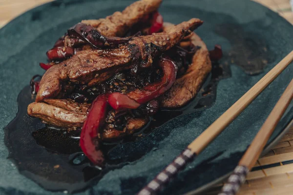 Hühnerstreifen mit Paprika in Teriyaki-Sauce serviert. — Stockfoto