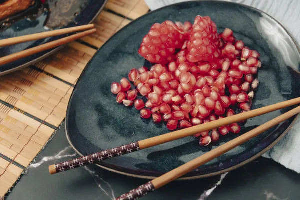 Soya soslu tavuk, kırmızı biber ve nar tatlısı.. — Stok fotoğraf