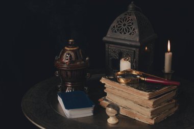 Tarot kartı okumak için masa hazır. Gizem ve gelecek bilimi gecesi.