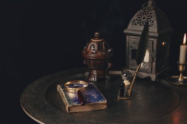 Tarot kartı okumak için masa hazır. Gizem ve gelecek bilimi gecesi.