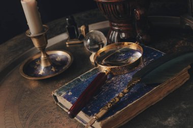 Tarot kartı okumak için masa hazır. Gizem ve gelecek bilimi gecesi.