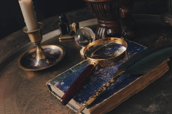 Tarot kartı okumak için masa hazır. Gizem ve gelecek bilimi gecesi.