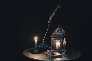 Gizemli bir gece. Kristal küre ve sihirli elementlerle geleceği okuma sahnesi.