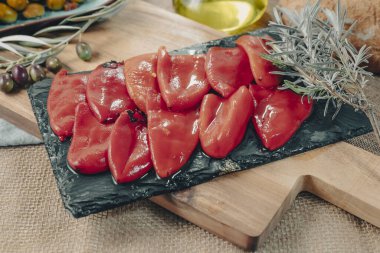 Bir içeceğe eşlik etmesi için zeytin ve ekmekle kavrulmuş biberli İspanyol tapası..