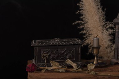 Kitapların, mumların ve gizemin olduğu karanlık duvar kağıdı sahnesi..