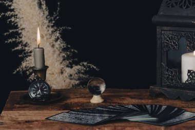 Kitapların, mumların ve gizemin olduğu karanlık duvar kağıdı sahnesi. Tarot kartlarının çekildiği gece.