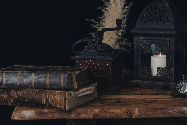 책, 촛불 및 신비의 어두운 벽지 낭만적 인 장면. — 스톡 사진