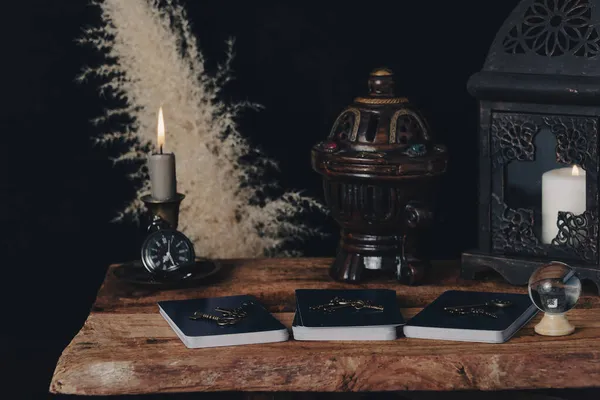 Dark wallpaper romantic scene of books, candles and mystery. Night of tarot card pulling. — Stock Photo, Image