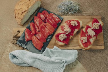 Ton balıklı biberli kızarmış aperatif. Tipik İspanyol tapası..