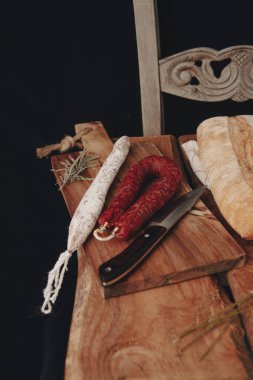 İspanyol Fuet Salamı ve Kırsal Tahta Kesme Kurulunda Taze Bilge.