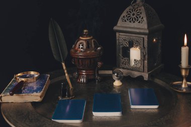 Karanlık bir arka planda gizem ve hayal masası.