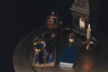 Karanlık bir arka planda gizem ve hayal masası.