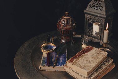 Karanlık bir arka planda gizem ve hayal masası.