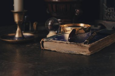 Karanlık bir arka planda gizem ve hayal masası.