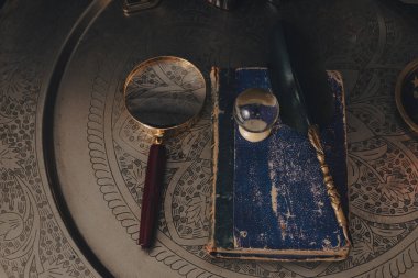 Tarot kartı okumak için masa hazır. Gizem ve gelecek bilimi gecesi.