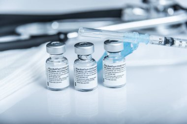 Madrid, İspanya - 10 Aralık 2021: OMICRON varyantlarına karşı korumanın artırılması için üçüncü COVID19 artırıcı doz Pfizer-Biontech aşısı onaylandı.