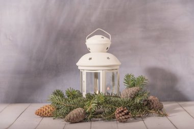 Kompozisyon Noel süslemeleri. Parlak süsler, beyaz arka plan üzerinde izole fener ve ladin dalları ver. Geniş fotoğraf.