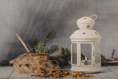 Kompozisyon Noel süslemeleri. Parlak süsler, beyaz arka plan üzerinde izole fener ve ladin dalları ver. Geniş fotoğraf.