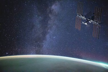 Ufukta gün doğumunda Dünya üzerindeki Uluslararası Uzay İstasyonu. Bu görüntünün elementleri NASA tarafından döşenmiştir. 3d oluşturma.