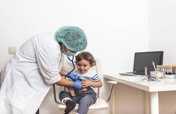 Женщина-врач осматривает ребенка маленький мальчик . — стоковое фото