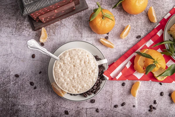 Desayuno por la mañana. Vida con café, pasteles, canela, nueces y ramas de abeto.. — Foto de Stock