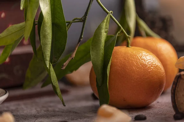 Naranjas frescas de mandarina fruta o mandarinas con hojas sobre mesa de madera. — Foto de Stock
