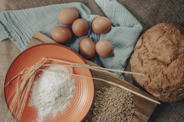 Taze ekşi ekmek. Taze ve ev yapımı ekmek üretmek için ham madde..