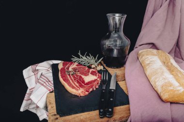 Çiğ Kara Angus Bifteği Pala, Kemiğe Bıçak, Striploin, Pirzola, Tahtaya Tenderloin fileto.