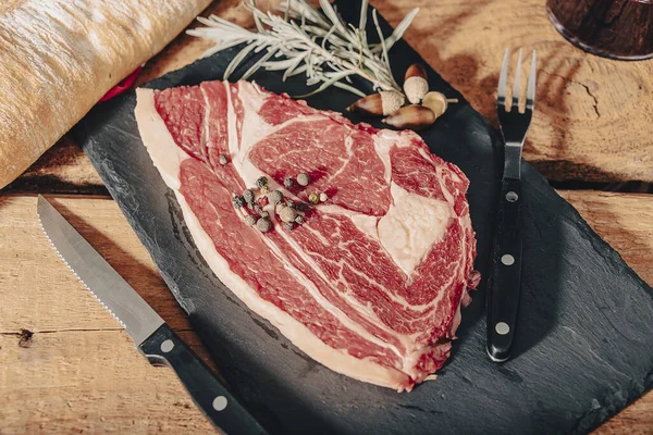 Fajta nyers fekete Angus Prime hús steak Machete, Penge a csonton, Striploin, borda szem, Tenderloin filé mignon fából készült fórumon. — Stock Fotó