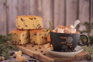 Waffle, kek, kahve ve mandalinalı kahvaltı..