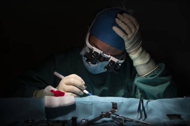 Bir kadın travma cerrahı tarafından tek bir uzvun uzun vadeli mikro cerrahisi.