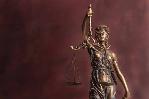 Concepto de ley y juicio. Figura de Lady Justice en la oficina notarial de cerca. —  Fotos de Stock